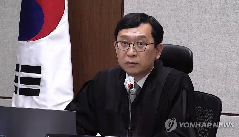 발언하는 이진관 부장판사 (출처=연합뉴스)