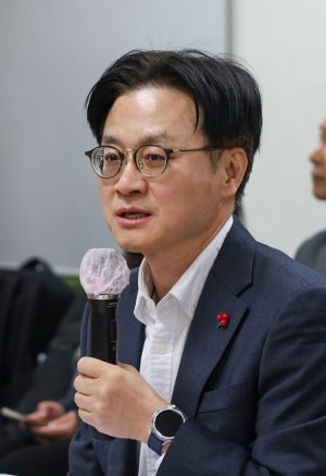 김정관 산업통상부 장관이 22일 전북 완주문화산단 정석케미칼 회의실에서 열린 완주 문화산단 입주기업 간담회를 주재하고 있다. 산업통상부 제공