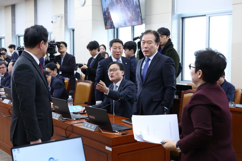 정태호 더불어민주당 간사와 박수영 국민의힘 간사가 19일 서울 여의도 국회에서 열린 재정경제기획위원회가 정회된 후 대화하고 있다. 2026.1.19/뉴스1 ⓒ News1 신웅수 기자