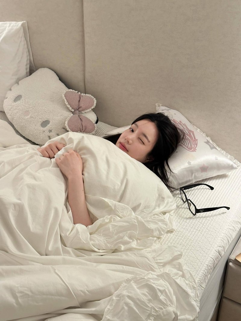'견미리 딸' 이유비, 침대 위 일상 공개…쉴 틈 없는 미모 [N샷]