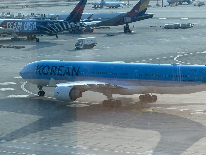 캄보디아를 거점으로 대규모 스캠 범죄를 저질러 강제 송환된 한국 국적 피의자 73명을 태운 전세기가 23일 오전 9시 36분 인천국제공항에 도착했다. ⓒ News1 박소영 기자