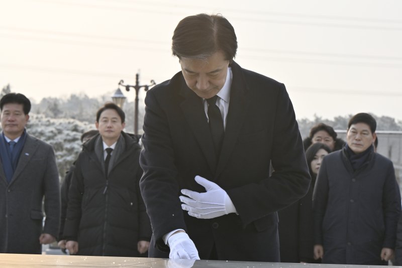 [광주=뉴시스] 박기웅 기자 = 조국 조국혁신당 대표가 23일 오전 광주 북구 운정동 국립5·18민주묘지를 찾아 추모탑 앞에서 분향하고 있다. 이날 참배를 마친 조 대표는 방명록에 '오직 국민만 바라보고, 국민 뜻만 따르겠습니다'라고 적었다. 2026.01.23. pboxer@newsis.com