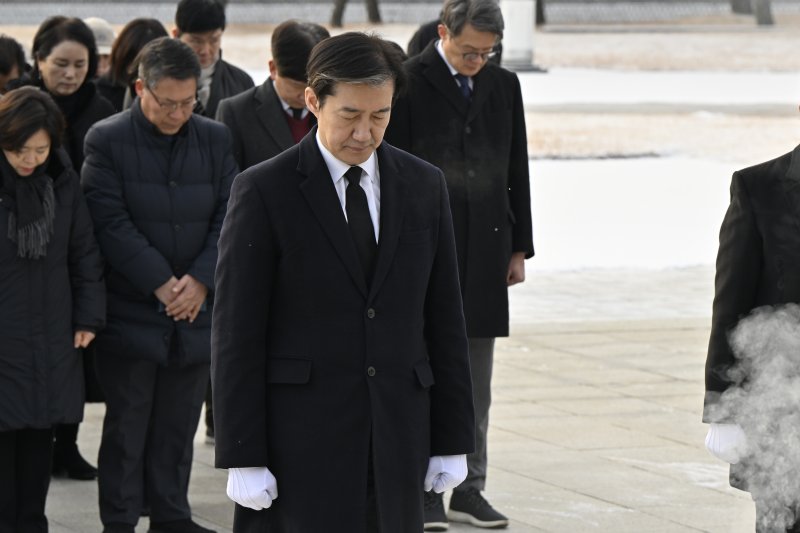 [광주=뉴시스] 박기웅 기자 = 조국 조국혁신당 대표가 23일 오전 광주 북구 운정동 국립5·18민주묘지를 찾아 추모탑 앞에서 분향하고 있다. 이날 참배를 마친 조 대표는 방명록에 '오직 국민만 바라보고, 국민 뜻만 따르겠습니다'라고 적었다. 2026.01.23. pboxer@newsis.com