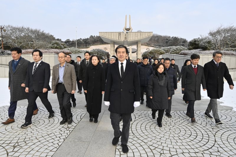 [광주=뉴시스] 박기웅 기자 = 조국 조국혁신당 대표가 23일 오전 광주 북구 운정동 국립5·18민주묘지를 찾아 참배를 마치고 이동하고 있다. 조 대표는 이날 방명록에 '오직 국민만 바라보고, 국민 뜻만 따르겠습니다'라고 적었다. 2026.01.23. pboxer@newsis.com