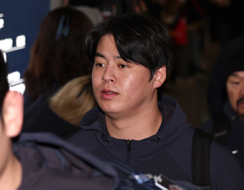 야구 국가대표팀 노시환이 9일 오전 인천국제공항 제1여객터미널에서 월드베이스볼클래식(WBC) 대비 1차 전지훈련을 위해 사이판으로 출국하고 있다. 2026.1.9/뉴스1 ⓒ News1 구윤성 기자