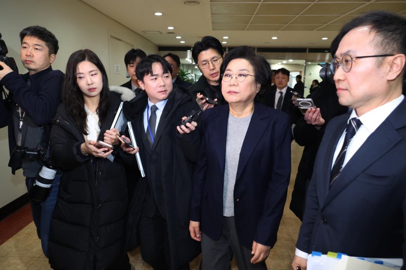 [서울=뉴시스] 조성봉 기자 = 이혜훈 기획예산처 장관 후보자가 23일 오전 서울 여의도 국회에서 열리는 인사청문회에 참석하기 위해 이동하며 취재진의 질문세례를 받고 있다. 2026.01.23. suncho21@newsis.com