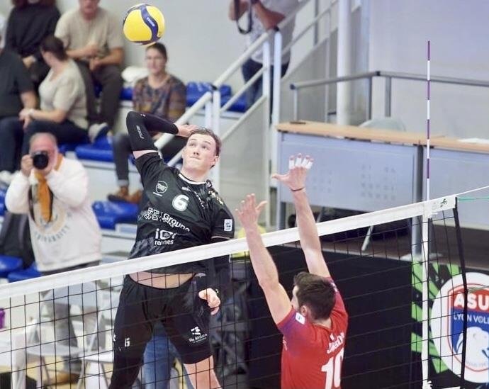 스파이크하는 대한항공의 새 아시아쿼터 이든(왼쪽) (출처=연합뉴스)