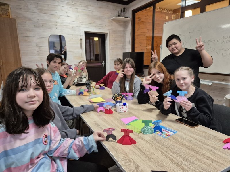 종이접기로 한복 만들며 포즈 취한 한글학교 학생들 (출처=연합뉴스)