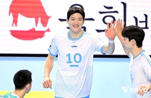 부상 털고 코트에 복귀한 대한항공의 정지석(중앙) (출처=연합뉴스)