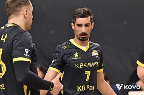 KB손해보험의 아시아 쿼터 선수 야쿱(오른쪽) (출처=연합뉴스)