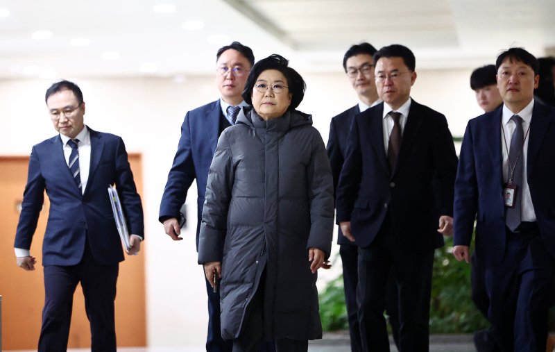 [서울=뉴시스] 김명년 기자 = 이혜훈 기획예산처 장관 후보자가 23일 오전 서울 여의도 국회 재정경제기획위원회 전체회의에서 열릴 인사청문회에 앞서 대기실로 향하고 있다. 2026.01.23. kmn@newsis.com