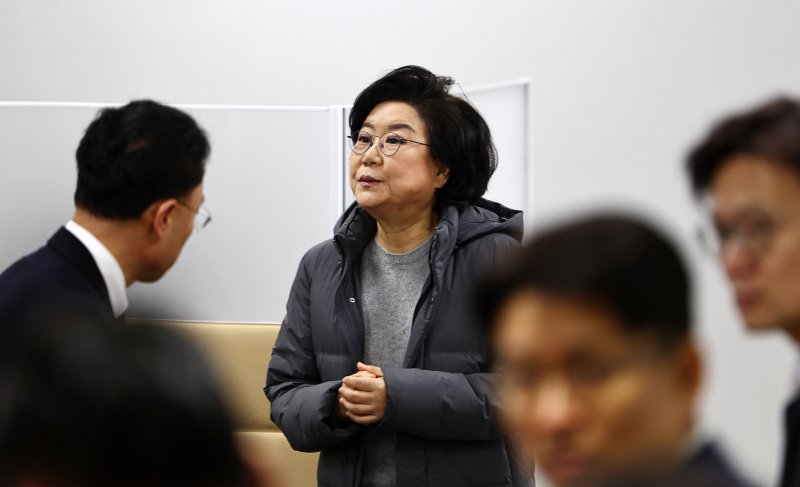 [서울=뉴시스] 김명년 기자 = 이혜훈 기획예산처 장관 후보자가 23일 오전 서울 여의도 국회 재정경제기획위원회 전체회의에서 열릴 인사청문회에 앞서 대기하고 있다. 2026.01.23. kmn@newsis.com