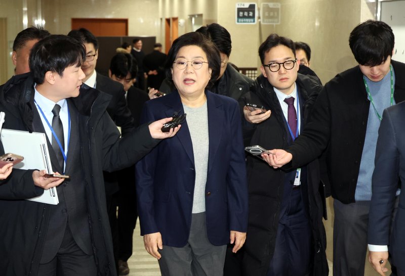 [서울=뉴시스] 조성봉 기자 = 이혜훈 기획예산처 장관 후보자가 23일 오전 서울 여의도 국회에서 열리는 인사청문회에 참석하기 위해 이동하며 취재진의 질문세례를 받고 있다. 2026.01.23. suncho21@newsis.com