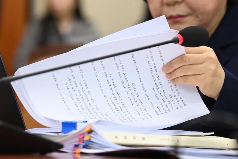 [서울=뉴시스] 고승민 기자 = 이혜훈 기획예산처 장관 후보자가 23일 오전 서울 여의도 국회 재정경제기획위원회에서 열린 인사청문회에서 천하람 개혁신당 의원에게 받은 비망록을 보고 있다.(공동취재) 2026.01.23. photo@newsis.com