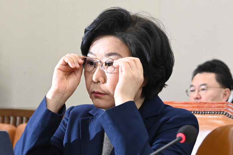 [서울=뉴시스] 고승민 기자 = 이혜훈 기획예산처 장관 후보자가 23일 오전 서울 여의도 국회 재정경제기획위원회 전체회의에서 열린 인사청문회에 출석해 안경을 고쳐쓰고 있다. (공동취재) 2026.01.23. photo@newsis.com
