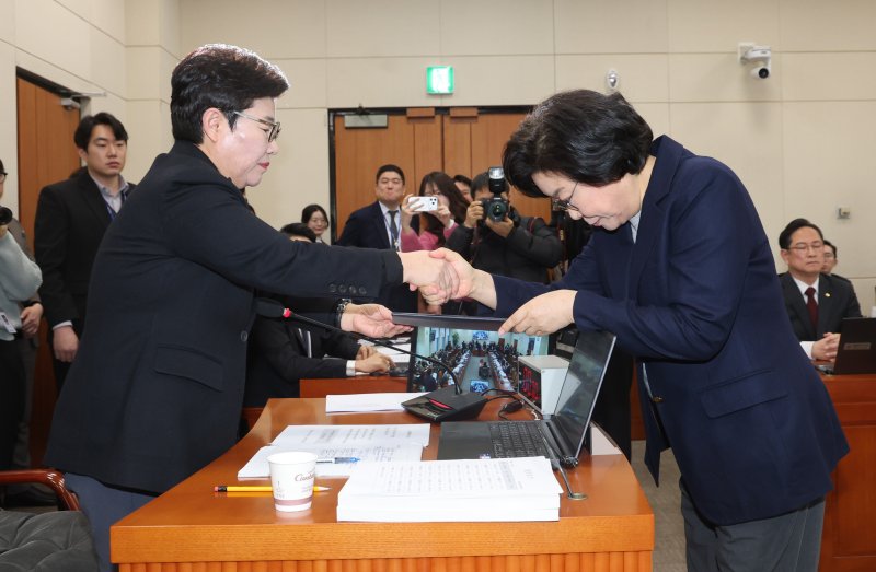 [서울=뉴시스] 고승민 기자 = 이혜훈 기획예산처 장관 후보자가 23일 오전 서울 여의도 국회 재정경제기획위원회 전체회의에서 열린 인사청문회에서 임이자 위원장에게 선서문을 전달하고 있다.(공동취재) 2026.01.23. photo@newsis.com