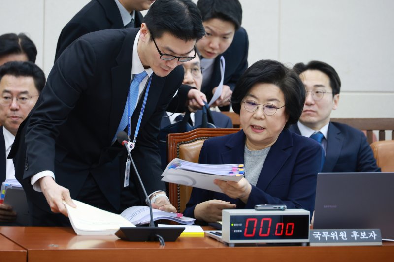 [서울=뉴시스] 고승민 기자 = 이혜훈 기획예산처 장관 후보자가 23일 서울 여의도 국회에서 열린 재정경제기획위원회의 인사청문회에서 시작 전 관계자들과 대화하고 있다. 2026.01.23. kkssmm99@newsis.com