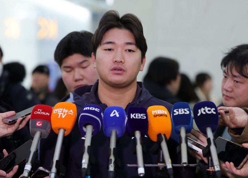 대한민국 야구국가대표팀 고우석이 9일 미국령 사이판에서 열리는 2026 월드베이스볼클래식(WBC) 1차 캠프 전지훈련에 참가하기 위해 인천국제공항 제1터미널에서 인터뷰하고 있다. 뉴시스