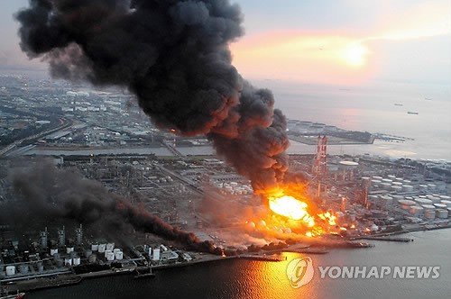 2011년 3월 동일본 대지진 당시발생한 정유공장 화재. 출처=연합뉴스