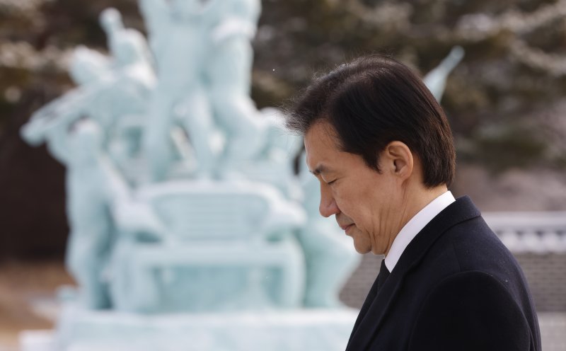 조국 조국혁신당 대표가 23일 광주 국립5.18민주묘역을 찾아 참배하고 있다. 2026.1.23/뉴스1 ⓒ News1 김태성 기자