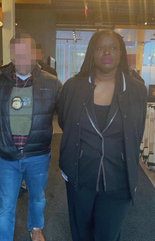 크리스티 놈 국토안보부 장관이 내키마 레비 암스트롱의 사진. (놈 장관 소셜미디어 엑스 캡쳐)