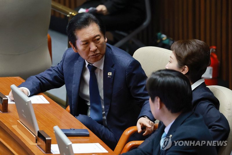 최고위원들과 대화하는 정청래 대표 (출처=연합뉴스)