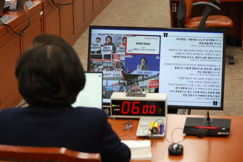 [서울=뉴시스] 고승민 기자 = 이혜훈 기획예산처 장관 후보자가 23일 서울 여의도 국회에서 열린 재정경제기획위원회의 인사청문회에서 자신의 과거 행적을 다룬 의원 질의자료를 보고 있다. 2026.01.23. kkssmm99@newsis.com