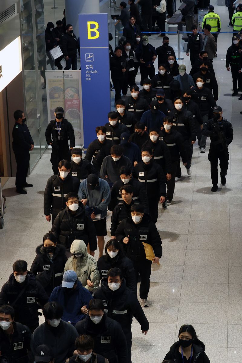 캄보디아에서 스캠(scam·사기), 인질강도 등 범행을 저지른 한국인 범죄 조직원들이 23일 인천국제공항을 통해 국내로 송환돼 수사기관으로 압송되고 있다. 사진=서동일 기자