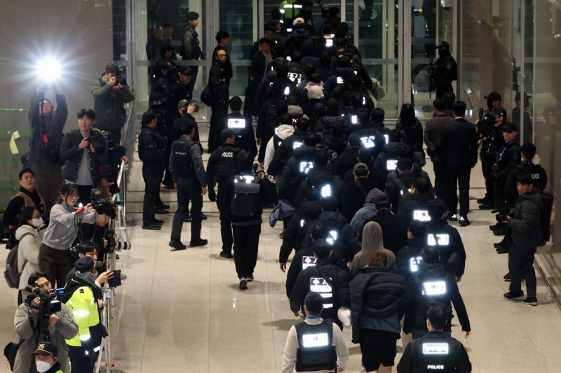 캄보디아에서 스캠(scam·사기), 인질강도 등 범행을 저지른 한국인 범죄 조직원들이 23일 인천국제공항을 통해 국내로 송환돼 수사기관으로 압송되고 있다. 사진=서동일 기자