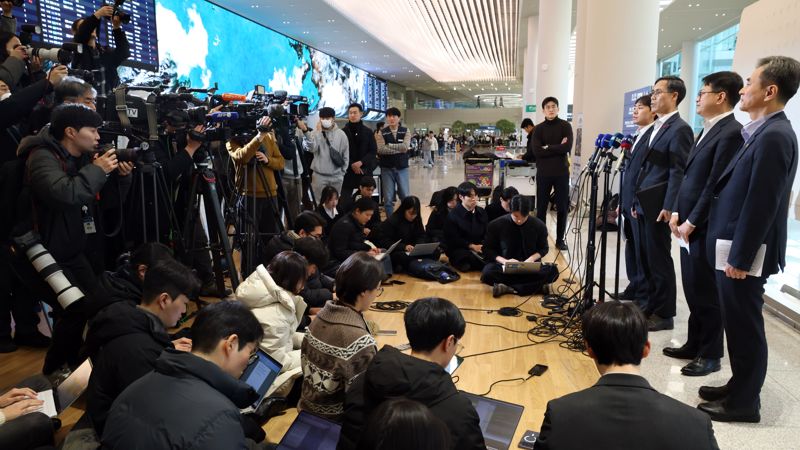 캄보디아 한국인 스캠조직의 대규모 강제송환이 이뤄진 23일 인천국제공항에서 유승렬 초국가범죄 특별대응 TF 치안감(왼쪽 두번째)이 브리핑을 하고 있다. 사진=서동일 기자