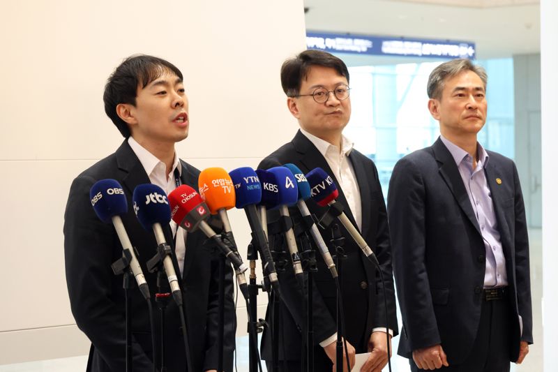 캄보디아 한국인 스캠조직의 대규모 강제송환이 이뤄진 23일 인천국제공항에서 전성환 초국가범죄특별대응TF 법무부 국제형사과 검사가 브리핑을 하고 있다. 사진=서동일 기자