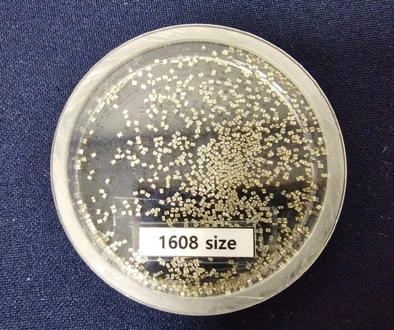 삼성전기의 적층세라믹콘덴서(MLCC)제품. 500cc 와인잔에 가득 채운 MLCC 가격은 3억 원에 달한다. 2024.10.30/뉴스1 ⓒ News1