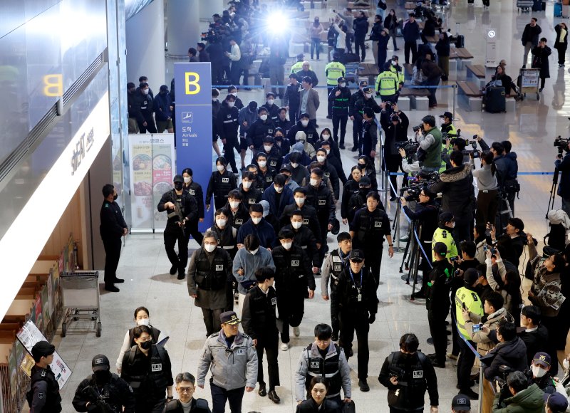 [인천공항=뉴시스] 김진아 기자 = 한국 국적 캄보디아 스캠조직 피의자들이 23일 오전 인천국제공항 제2터미널을 통해 강제 송환되고 있다. 초국가범죄 특별대응 TF는 캄보디아를 거점으로 우리 국민 869명에게 약 486억원을 편취한 한국 국적 피의자 73명을 강제 송환했다. 2026.01.23. bluesoda@newsis.com