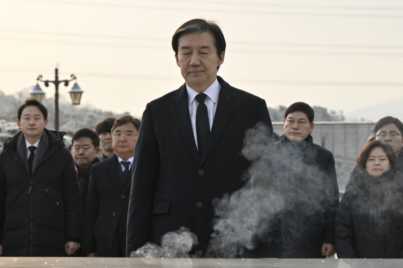 [광주=뉴시스] 박기웅 기자 = 조국 조국혁신당 대표가 23일 오전 광주 북구 운정동 국립5·18민주묘지를 찾아 참배하고 있다. 이날 참배를 마친 조 대표는 방명록에 '오직 국민만 바라보고, 국민 뜻만 따르겠습니다'라고 적었다. 2026.01.23. pboxer@newsis.com