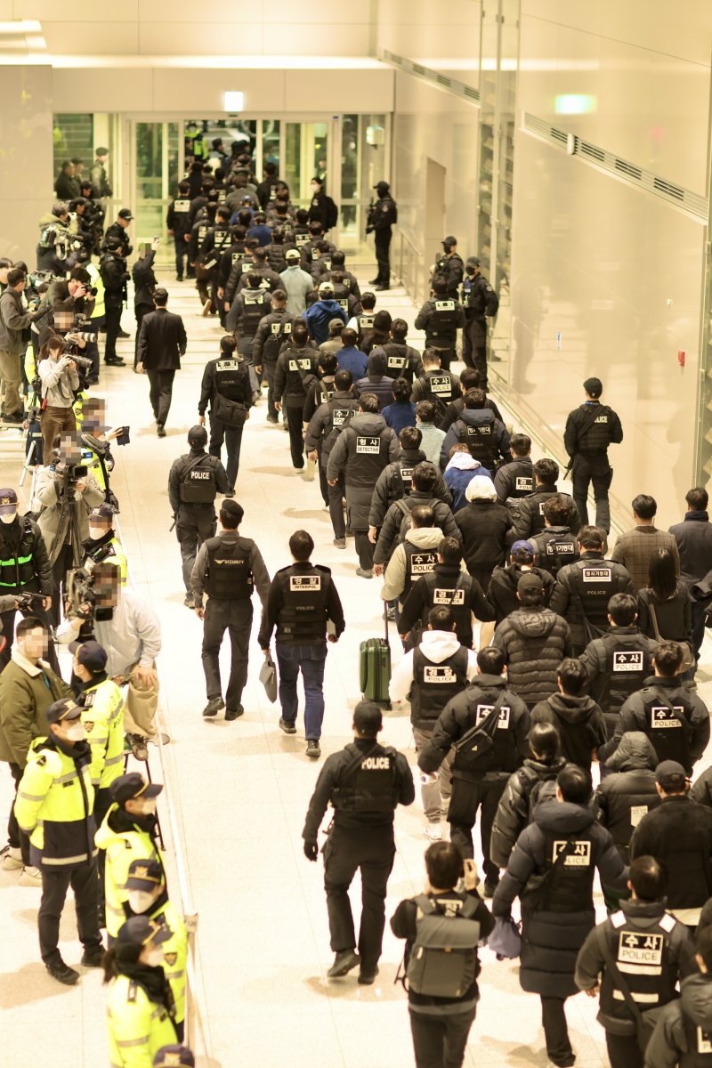 캄보디아를 거점으로 대규모 스캠 범죄를 저지른 한국 국적 피의자 73명이 23일 오전 인천국제공항 2터미널을 통해 강제 송환되고 있다. (부산경찰청 제공. 재판매 및 DB 금지) 2026.1.23/뉴스1 ⓒ News1 윤일지 기자