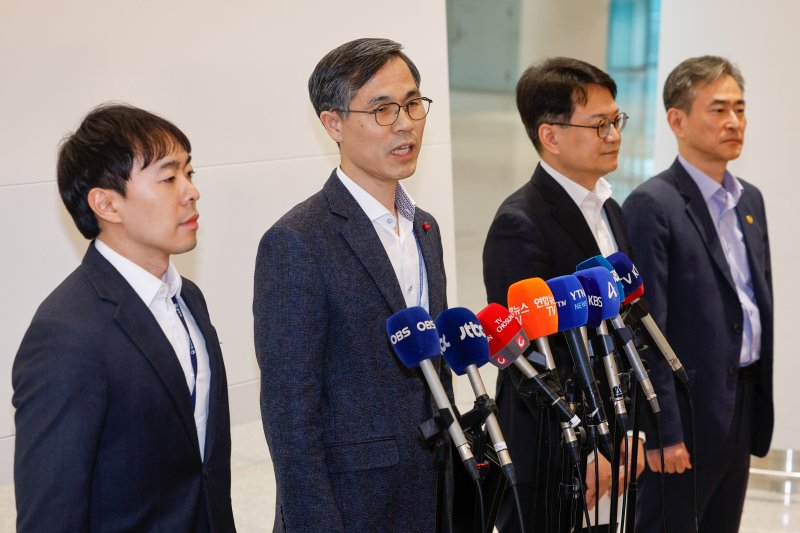 캄보디아를 거점으로 대규모 스캠 범죄를 저지른 한국 국적 피의자 73명이 강제 소환된 23일 오전 인천국제공항 2터미널에서 초국가범죄 특별대응 태스크포스(TF) 유승렬 치안감이 브리핑을 하고 있다. 2026.1.23/뉴스1 ⓒ News1 안은나 기자