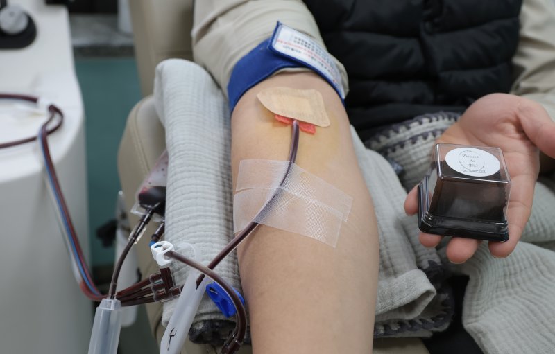 지난 23일 오후 서울 노원구 대한접십자사 서울동부혈액원에서 한 시민이 헌혈을 하고 있다. 전혈·혈소판 헌혈자들은 선착순으로 두쫀쿠를 받을 수 있다. 뉴스1