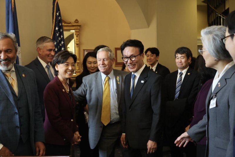 김민석 국무총리가 22일(현지시간) 미국 국회의사당에서 열린 미 하원 주요인사 초청 오찬 간담회에 참석해 참석자들과 인사하고 있다. (총리실 제공. 재판매 및 DB 금지) 2026.1.23/뉴스1