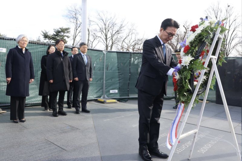 김민석 국무총리가 22일(현지시간) 미국 워싱턴D.C. 한국전 참전기념공원을 방문해 한국전 참전기념비에 헌화하고 있다. (총리실 제공. 재판매 및 DB 금지) 2026.1.23/뉴스1