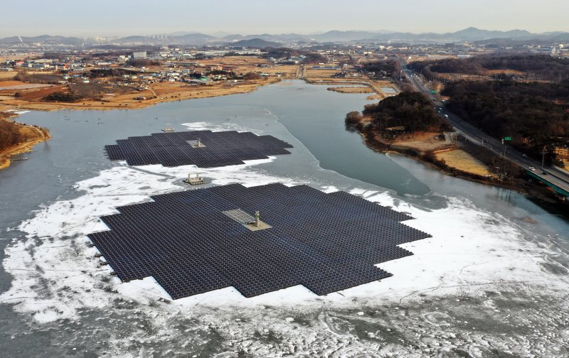 연일 북극 한파가 지속되고 있는 23일 경기 화성시 멱우지에 설치된 수상태양광발전소 주변이 얼어 있다. 2026.1.23/뉴스1 ⓒ News1 김영운 기자