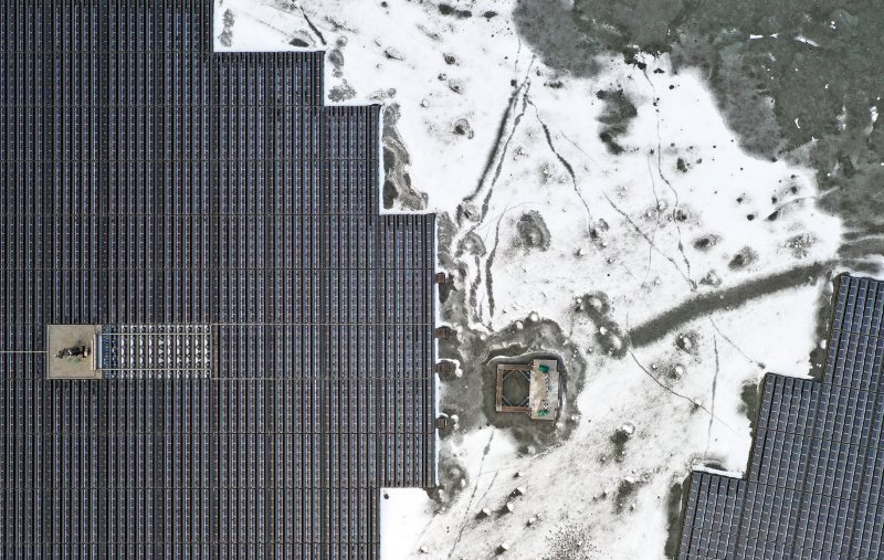 연일 북극 한파가 지속되고 있는 23일 경기 화성시 멱우지에 설치된 수상태양광발전소 주변이 얼어 있다. 2026.1.23/뉴스1 ⓒ News1 김영운 기자