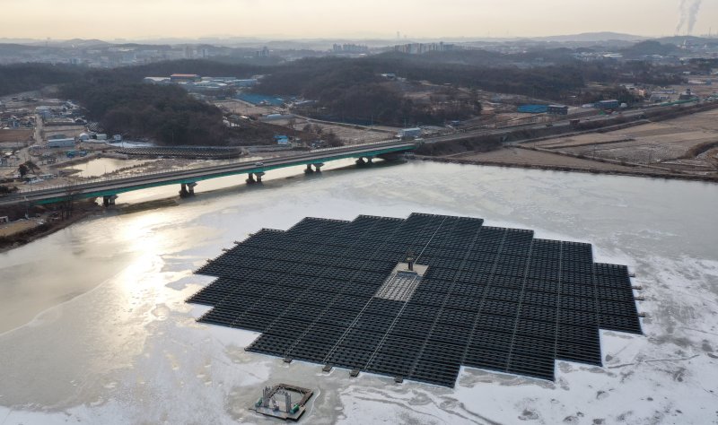 연일 북극 한파가 지속되고 있는 23일 경기 화성시 멱우지에 설치된 수상태양광발전소 주변이 얼어 있다. 2026.1.23/뉴스1 ⓒ News1 김영운 기자