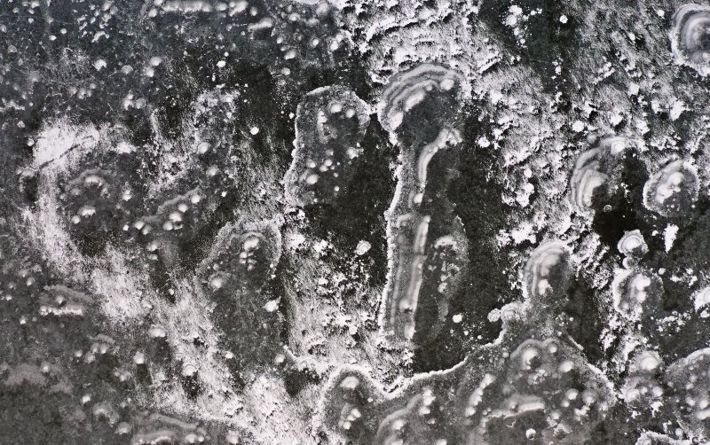 연일 북극 한파가 지속되고 있는 23일 경기 화성시 멱우지에 설치된 수상태양광발전소 주변이 얼어 있다. 2026.1.23/뉴스1 ⓒ News1 김영운 기자