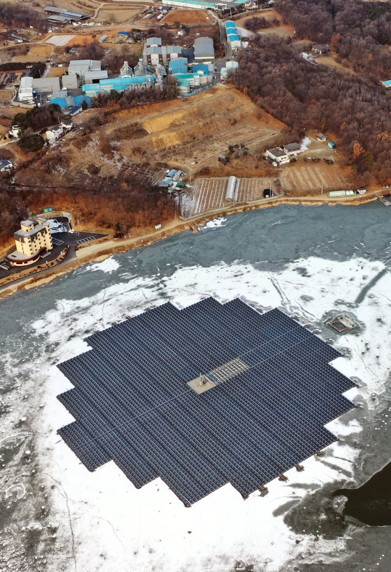 연일 북극 한파가 지속되고 있는 23일 경기 화성시 멱우지에 설치된 수상태양광발전소 주변이 얼어 있다. 2026.1.23/뉴스1 ⓒ News1 김영운 기자