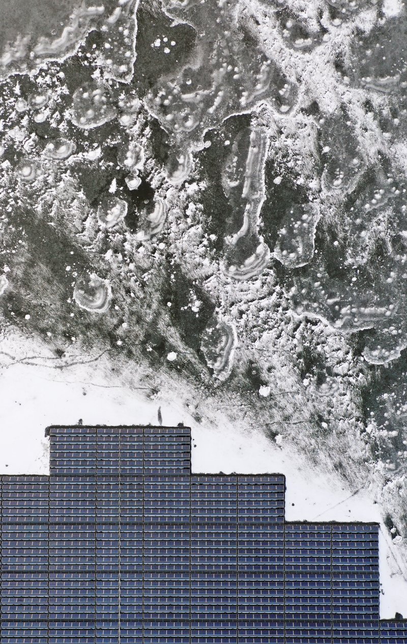 연일 북극 한파가 지속되고 있는 23일 경기 화성시 멱우지에 설치된 수상태양광발전소 주변이 얼어 있다. 2026.1.23/뉴스1 ⓒ News1 김영운 기자