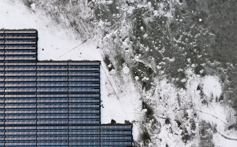 연일 북극 한파가 지속되고 있는 23일 경기 화성시 멱우지에 설치된 수상태양광발전소 주변이 얼어 있다. 2026.1.23/뉴스1 ⓒ News1 김영운 기자
