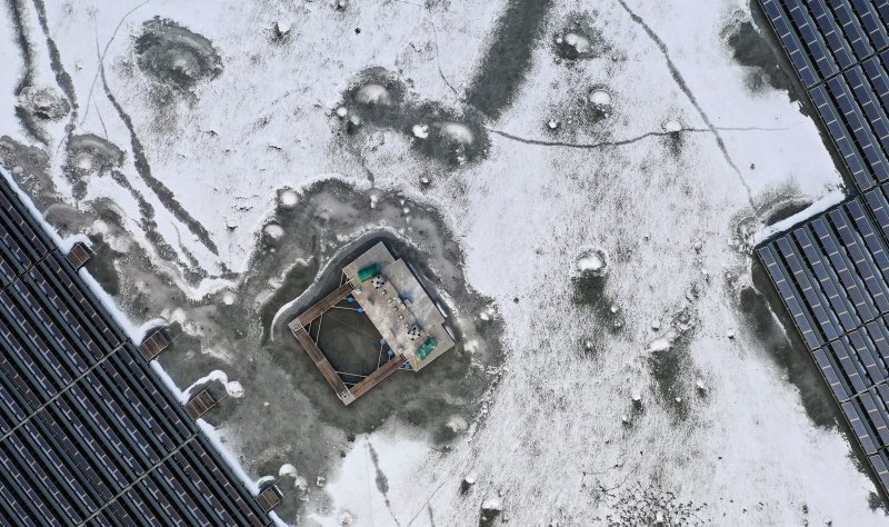 연일 북극 한파가 지속되고 있는 23일 경기 화성시 멱우지에 설치된 수상태양광발전소 주변이 얼어 있다. 2026.1.23/뉴스1 ⓒ News1 김영운 기자