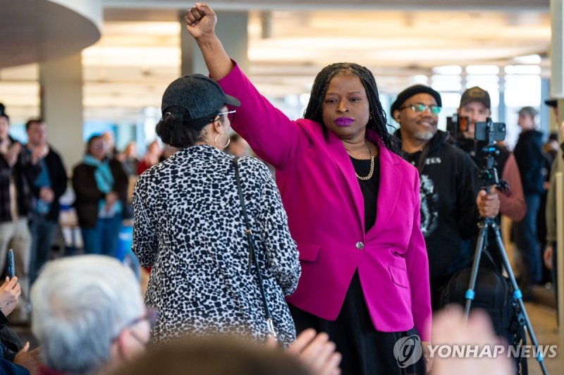 19일(현지시간) 미국 미네소타주 세인트폴에서 반(反) 이민세관단속국(ICE) 시위 중인 네키마 레비 암스트롱 (출처=연합뉴스)