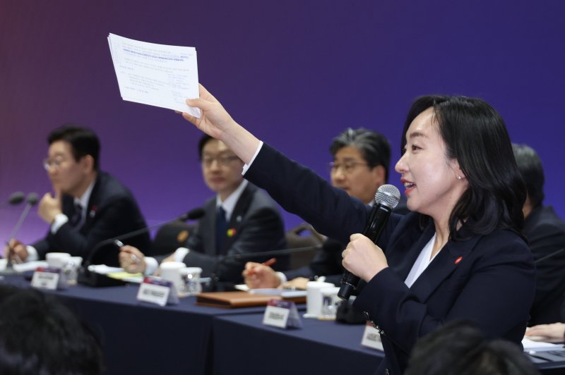 李대통령 전통시장 깜짝 방문…"민생쿠폰 큰 도움, 또 안주시냐"