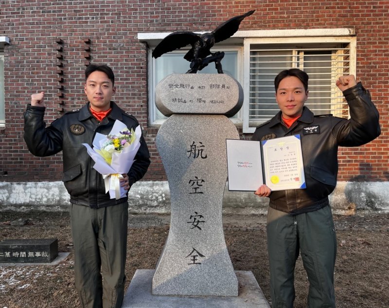 왼쪽부터 김민서 중위와 이학현 대위 (출처=연합뉴스)